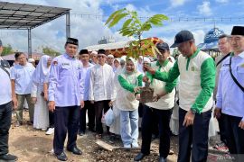 Peringati Hari Bumi Kemenag menanam 5.000 bibit pohon matoa di Kepri