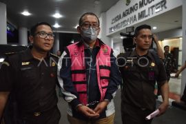 Kejagung tetapkan tiga tersangka kasus perintangan penyidikan kasus timah dan impor gula Page 1 Small