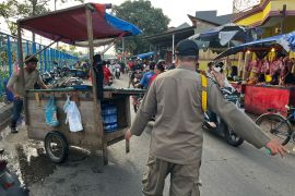 Pemkot Tangerang tertibkan lapak pedagang di jalur Irigasi Sipon