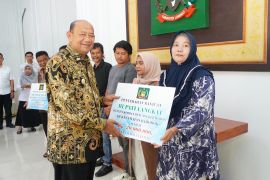 Bupati Langkat serahkan bantuan Rp 120 juta buat korban kebakaran Bahorok