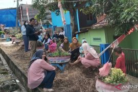 Warga Palembang tongkrongi gerbang sekolah  untuk lihat Presiden Prabowo