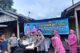 Polda Jambi berikan bantuan sosial untuk warga Suku Anak Dalam