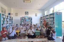 Perpustakaan Keliling Makassar bagikan stiker ajakan membaca buku