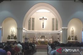 Tokoh lintas agama Surabaya ikuti misa requiem untuk Paus