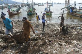Bersih-bersih pantai memperingati Hari Bumi