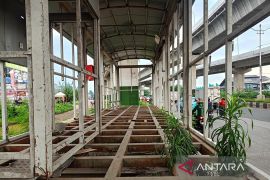 Warga sayangkan halte Transjakarta di Jalan Bekasi-Cakung terbengkalai