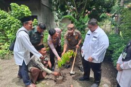 Kapolsek Tapung Hilir dan camat tanam bibit durian dukung program penghijauan