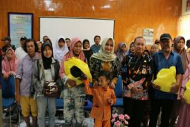 Wakil Wali Kota Tegal serahkan sembako kepada disabilitas ganda