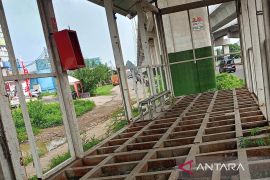 Ada pencurian besi Halte Trans-J di Jalan Bekasi-Cakung