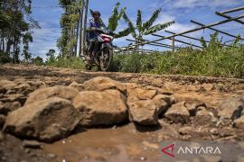 Jalan rusak di Kabupaten Bandung Barat