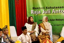 Mentri Kehutanan ditepuk tepung tawar,  ini harapan Bupati Bengkalis