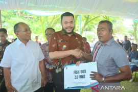 Wali Kota Padang serahkan bantuan perikanan tangkap bagi nelayan