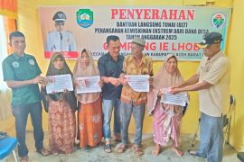 Warga kurang mampu di Ie Lhob Abdya terima BLT Rp1,2 juta