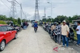 Warga demo PLTU 3-4 Nagan Raya, puluhan truk batu bara tertahan