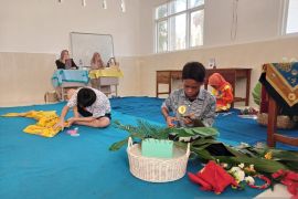 Puluhan siswa disabilitas Jember-Lumajang beradu kreasi dalam LKS