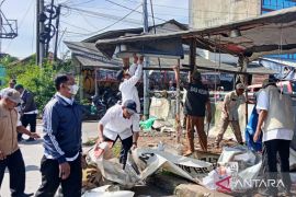 Bangunan liar-kios PKL di Tambun Bekasi rata dengan tanah