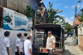 Satpol PP Kota Tangerang tertibkan box jaringan internet di tiang PJU