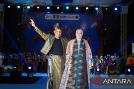Wali Kota Bima hingga kepala kantor BUMN jadi model di Festival Rimpu Mantika 2025
