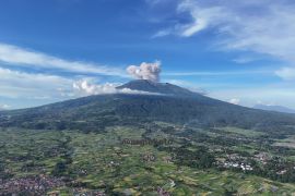 Gunung Marapi meletus dua kali Jumat sore