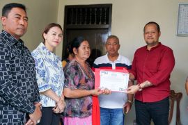 Wabup Badung berikan penghargaan tertib administrasi pada warga