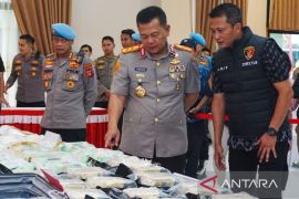 Polisi bekuk tiga pelaku penyelundupan 33 kg sabu dari Malaysia