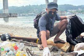 Sejumlah komunitas lingkungan kumpulkan 1,1 ton sampah di Pantai Rumah Tiga Ambon
