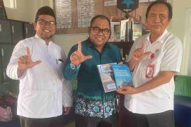 Disarpustaka terima tiga buku karya dari penulis lokal di Kapuas