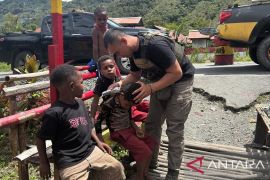 Satgas Damai Cartenz cukur rambut gratis untuk anak-anak di Puncak Jaya