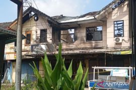 Petugas Damkar Bekasi hari ini evakuasi empat korban kebakaran ruko