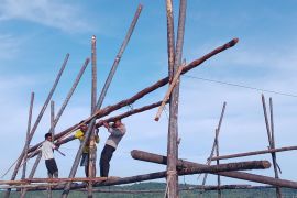 Personel Polres Lingga dan warga gotong royong bangun kelong di desa Bakong