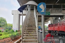 Halte dan JPO di Jalan Raya Bekasi Cakung terpasang "Safety Line"