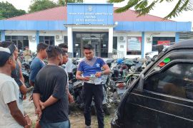 Personel gabungan di Mabar menertibkan pedagang liar gunakan bahu jalan
