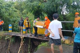 Polisi dan warga bangun jembatan darurat Pasawane terputus akibat terjangan banjir