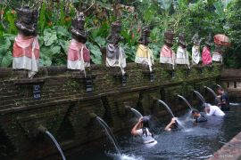Ritual melukat di objek wisata religi Bali