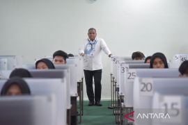 Rektor pantau langsung pelaksanaan UTBK-SNBT 2025 di UNG