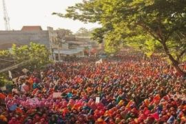 Puluhan ribu warga semarakkan pawai di Festival Rimpu Mantika 2025