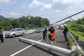 Tiang tumbang tutup jalan Tol Semarang - Solo