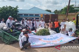 ASDP Baubau gelar bersih laut dan area dermaga pelabuhan feri Batulo