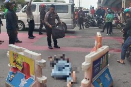 Hilang kendali, pengendara motor di Pekanbaru jatuh dari fly over