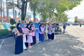 Semangat Kartini, YBM dan Srikandi PLN UP3 Payakumbuh Hadirkan Senyuman Lewat Berbagi Makanan Gratis