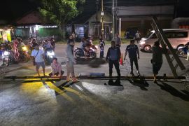 Pemkab Jember bongkar portal di perlintasan yang dipasang KAI