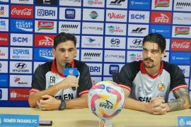 Semen Padang pertahankan pelatih Eduardo Almeida