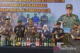 Ribuan botol miras berbagai merek dimusnahkan di pendopo Cianjur