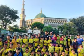 Aldyansyah Taher pemain Timnas U17 beri semangat siswa SSB Timah United Depok