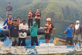 Tim SAR evakuasi nelayan terombang-ambing di perairan Alor