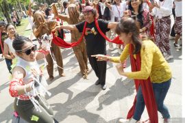 Ratusan penari ramaikan Tulungagung World Dance Day di Tugu Kartini