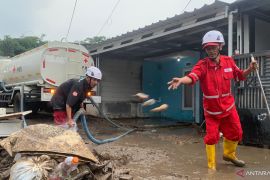 Damkar Cianjur turunkan armada membantu korban banjir bersihkan rumah