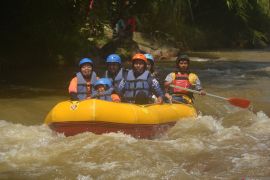Wisata arung jeram Sungai Samir