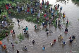 Tradisi pladu Sungai Brantas Tulungagung