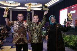 Gubernur Kalbar terima penghargaan TOP BUMD Awards 2025